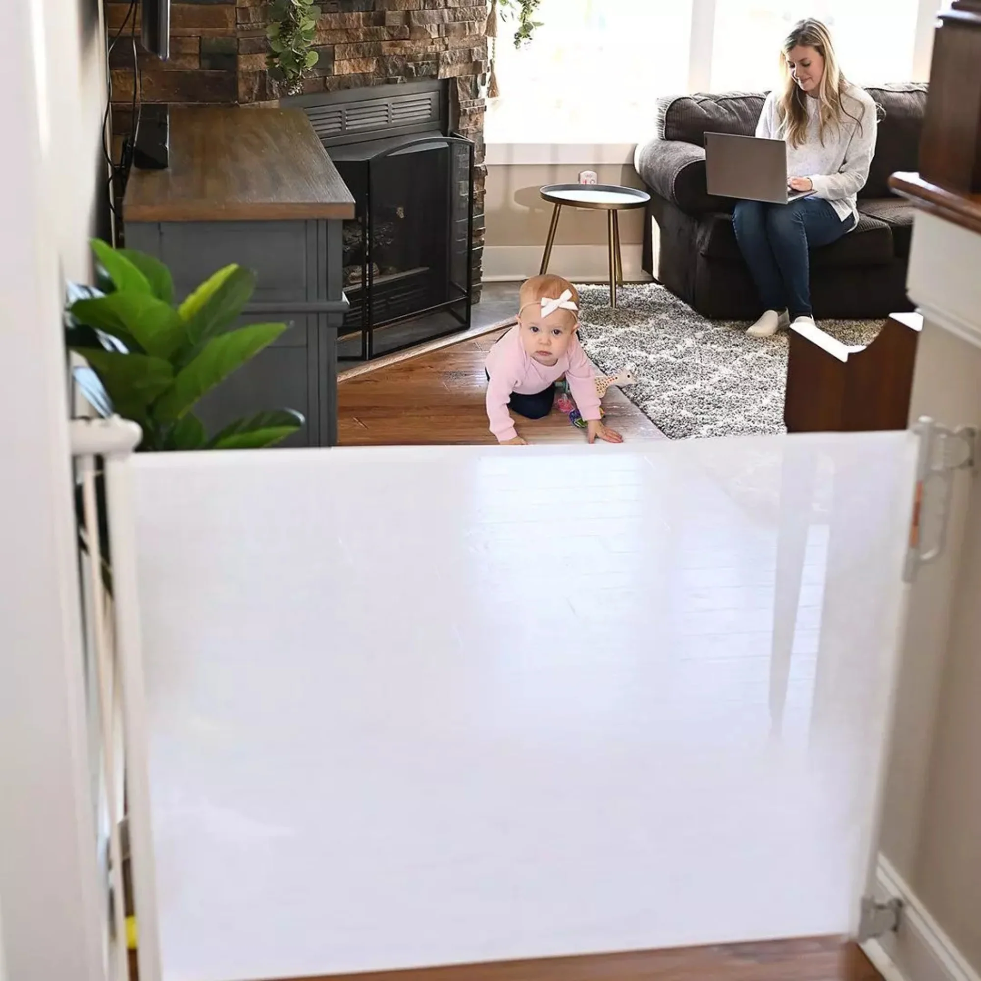 Puerta Retráctil de Seguridad para Bebés Momcozy - Imagen 5